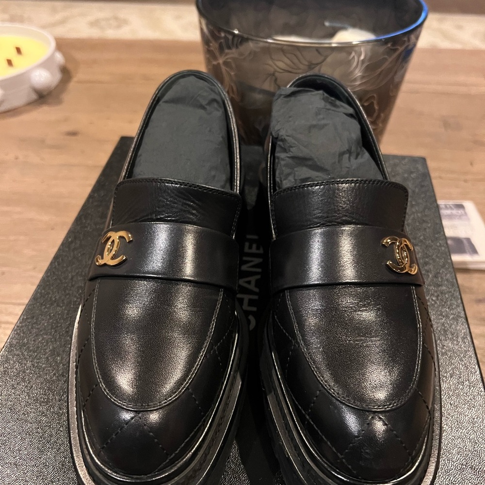 CHANEL 2023 Interlocking CC Logo Loafers
Women's Size: 7.5 | US7.5, IT37.5